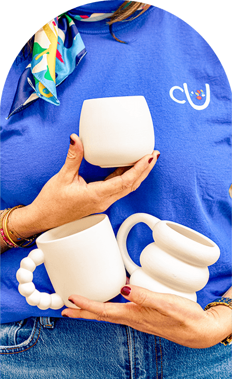 Maud, créatrice de Biscuit Café Céramique, tenant des mugs en céramique