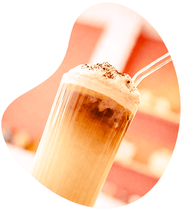 Boisson glacée avec chantilly et cacao au café céramique Biscuit